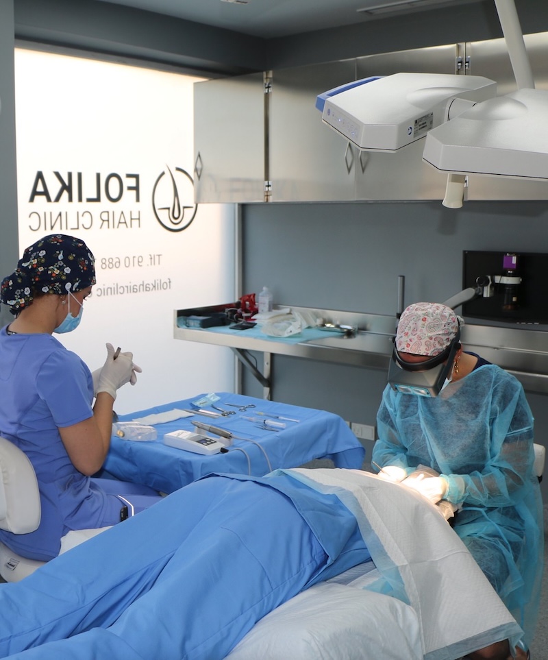 Equipo médico de Folika Hair Clinic realizando la extracción y selección de folículos durante la primera fase de un injerto capilar en quirófano.